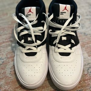 Men's US 10.5 Nike Jordan series Mid black and white